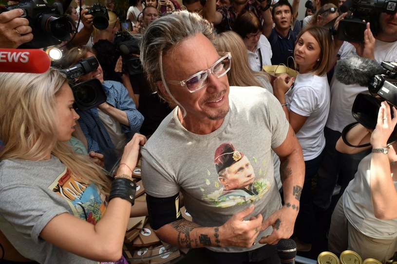 Mickey Rourke w koszulce z twarzą Putina /AFP / East News /East News