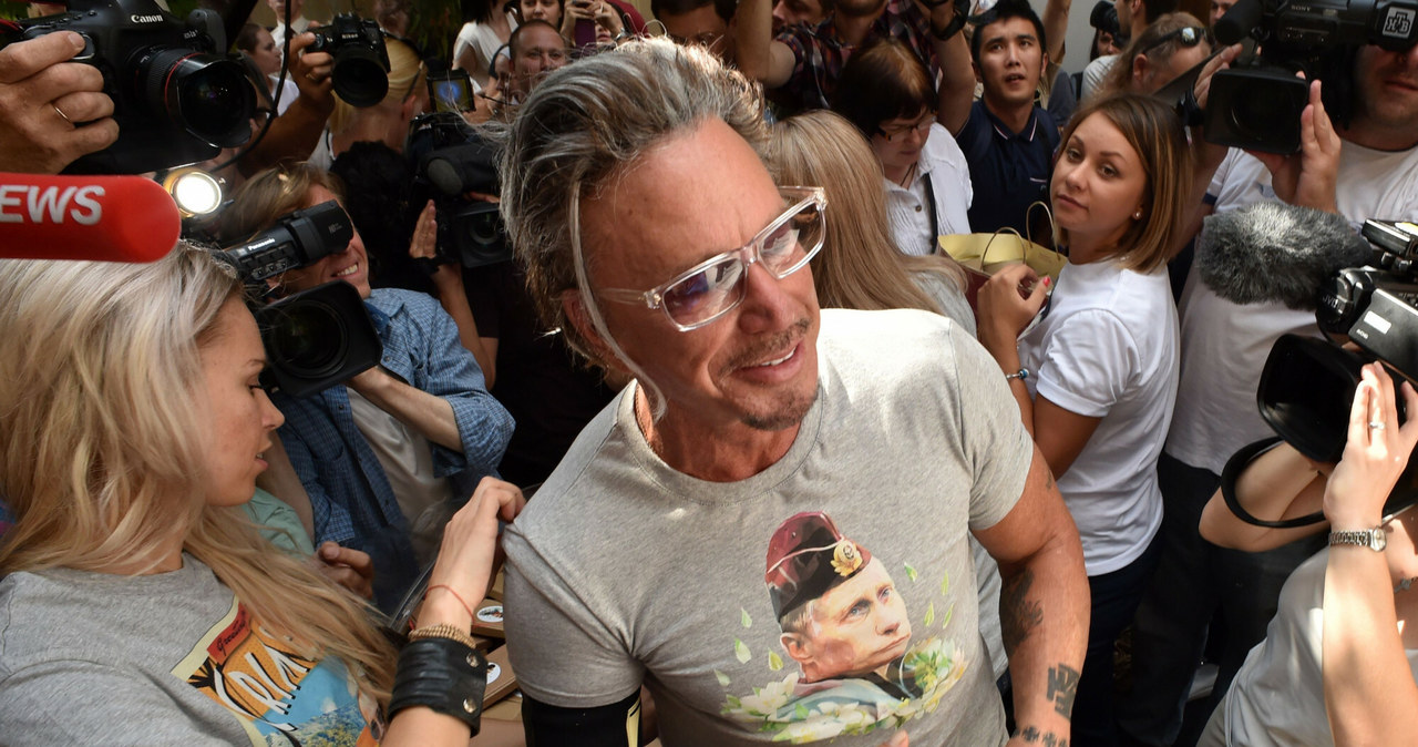 Mickey Rourke w koszulce z twarzą Putina /AFP / East News /East News