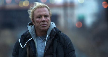 Mickey Rourke w "Zapaśniku" z fryzurą "blond mop" i opalenizną a la Lepper /materiały dystrybutora