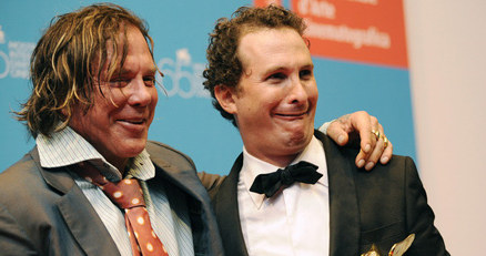 Mickey Rourke z reżyserem "The Wrestler" - Darrenem Aronofskym na festiwalu w Wenecji /AFP