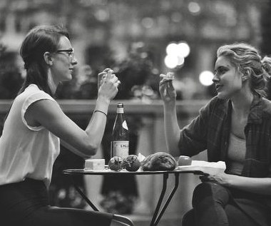 Mickey Sumner i Greta Gerwig w filmie "Frances Ha"