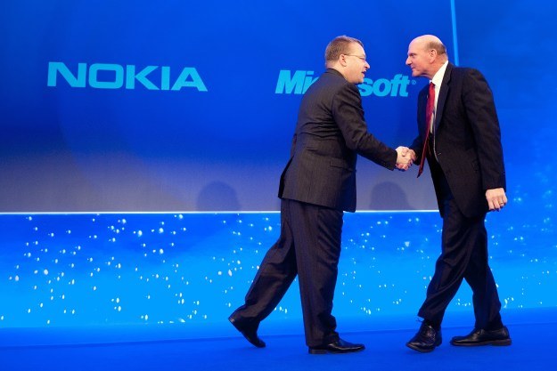 Microsoft jest coraz bliższy kupienia Nokii, a Stephen Elop może zastąpić Steve'a Ballmera /AFP