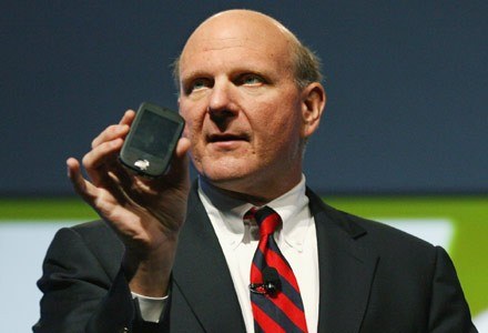 Microsoft nie pracuje nad telefonami - to oficjalne stanowisko Steve'a Ballmera /AFP