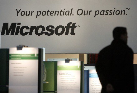 Microsoft postanowił wspierać obóz dotychczasowego konkurenta /AFP