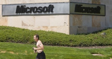 Microsoft prowadził rekrutację wśród pracowników sklepów Apple'a? /AFP