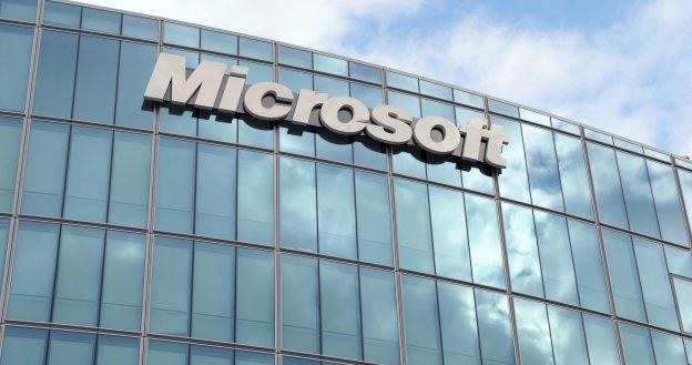 Microsoft sprytnie zarabia na konkurencyjnym Androidzie /AFP