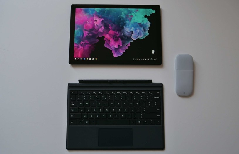 ​Microsoft Surface Pro 6 + TypeCover + Myszka Arc Touch /INTERIA.PL