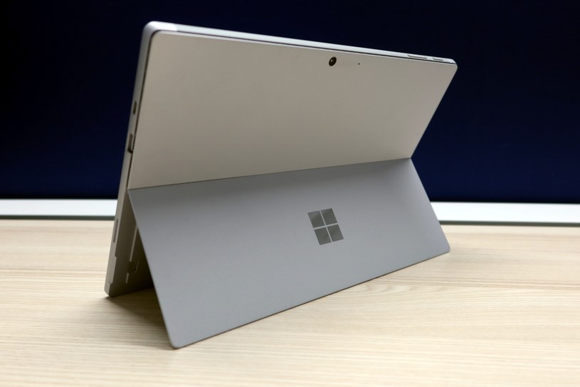 Microsoft Surface Pro 7  korzysta z bardzo wygodnej i praktycznej podstawki /INTERIA.PL