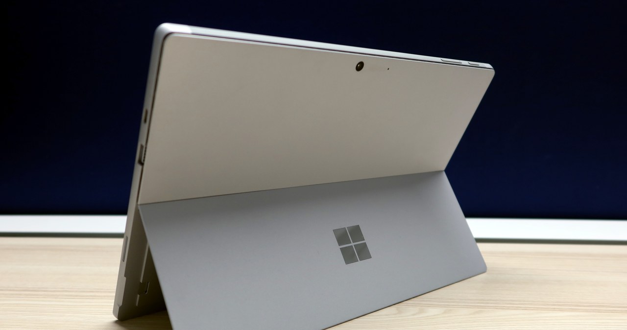Microsoft Surface Pro 7  korzysta z bardzo wygodnej i praktycznej podstawki /INTERIA.PL