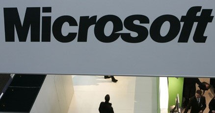 Microsoft wcale nie spieszy się z wydawaniem poprawek do swoich programów /AFP