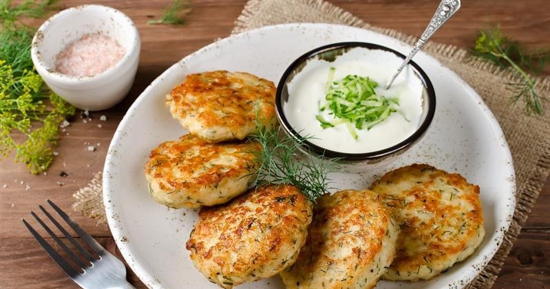 Mięciutkie kotleciki z kurczaka i serka wiejskiego /grelena /123RF/PICSEL