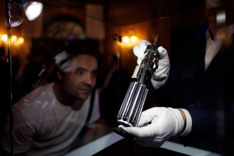 Miecz świetlny Dartha Vadera osiągnął zawrotną kwotę. /	TOLGA AKMEN /PAP/EPA