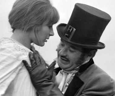 Mieczysław Czechowicz ma na koncie wiele ról w telewizyjnych produkcjach.

W latach 60. oglądaliśmy go w "Wojnie domowej" (sąsiad Kamińskich) oraz "Niewiarygodnych przygodach Marka Piegusa" (Teofil Bosmann, członek bandy Flasza).

W kolejnej dekadzie pojawiał się w takich hitach srebrnego ekranu jak "Czterej pancerni i pies" (Konstanty Szawełło, stryj Józka), "Chłopi" (Szymek, brat Jagny) czy "Janosik" (hrabia Hortvath,  na zdjęciu).