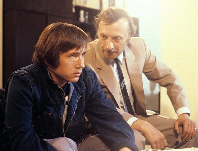 Mieczysław Hryniewicz i Wojciech Pokora w serialu "Zmiennicy" (1986) /AKPA