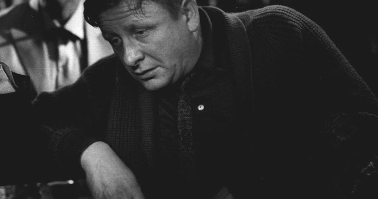Mieczysław Stoor w filmie "Sam pośród miasta" (1965) /screen /filmpolski.pl