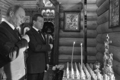 Miedwiediew i Putin modlili się za ofiary katastrofy Tu-154M
