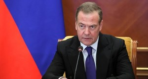 Miedwiediew krytykuje Trumpa. Nawiązuje do historii perskiego imperium