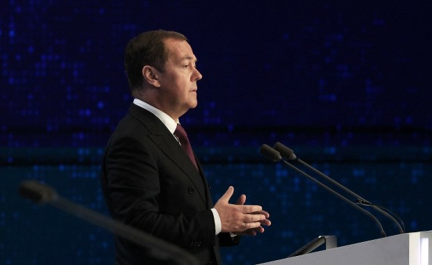 Miedwiediew o słowach Sikorskiego: Postanowił przestraszyć swoich panów