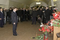 Miedwiediew oddał hołd ofiarom zamachów