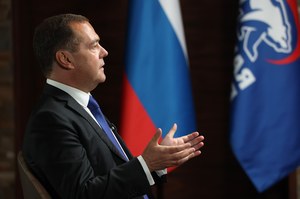 Miedwiediew szydzi z USA. "Odzyskajcie swój kraj, Amerykanie!"