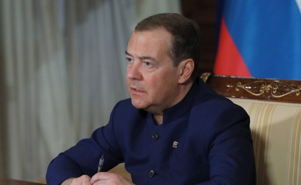 Miedwiediew znowu grozi użyciem bomby atomowej. Wymienił cztery kraje [ZAPIS RELACJI]