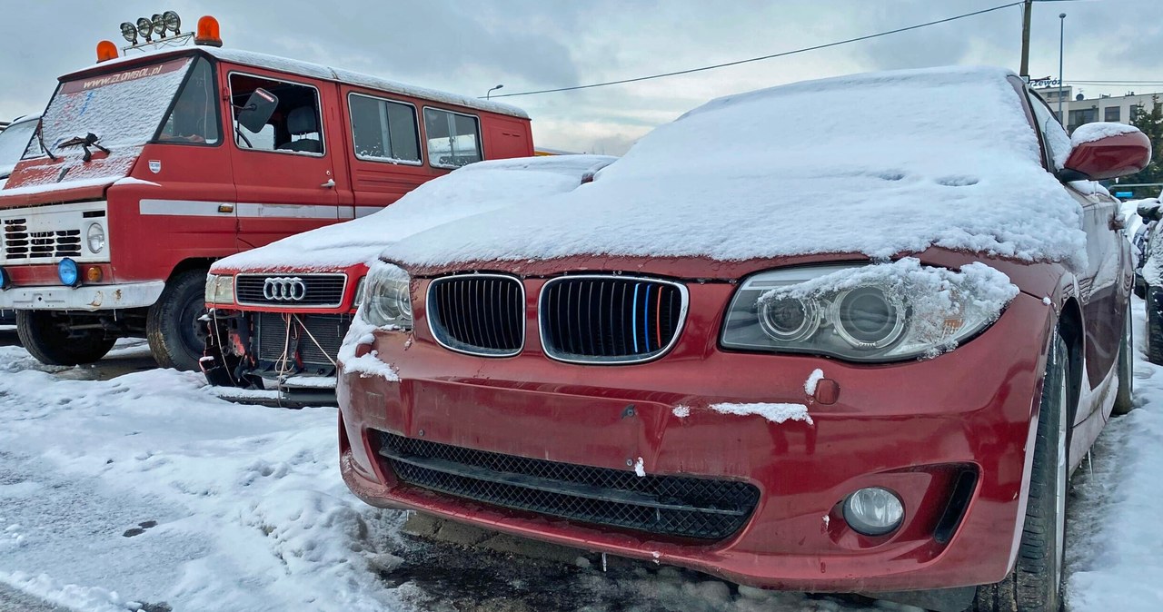 Między innymi takie BMW 118d Coupe czeka na nowego właściciela w Krakowie. Ktoś porzucił auto na ulicach miasta /ZDM KRAKÓW /