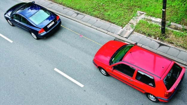 Między samochodami musi być zachowany odpowiedni dystans wynoszący od 4 do 6 m. /Motor