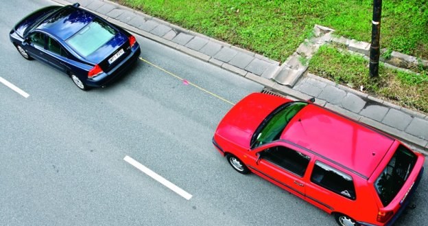 Między samochodami musi być zachowany odpowiedni dystans wynoszący od 4 do 6 m. /Motor