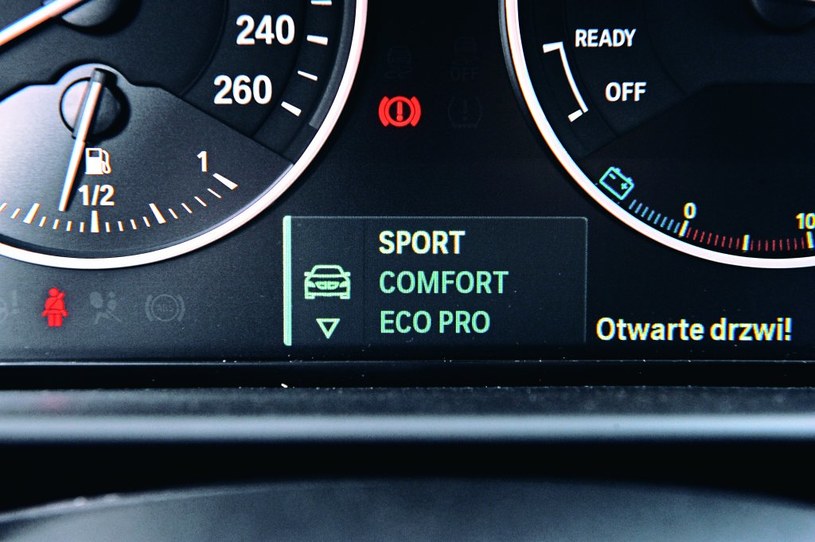 Między zegarami znajduje się wyświetlacz komputera pokładowego i trybu jazdy. W przypadku Eco Pro kierowca otrzymuje podpowiedzi dotyczące stylu jazdy (np. zmiana biegu), a w trybie Sport m.in. informacje o wykorzystaniu mocy. /Motor