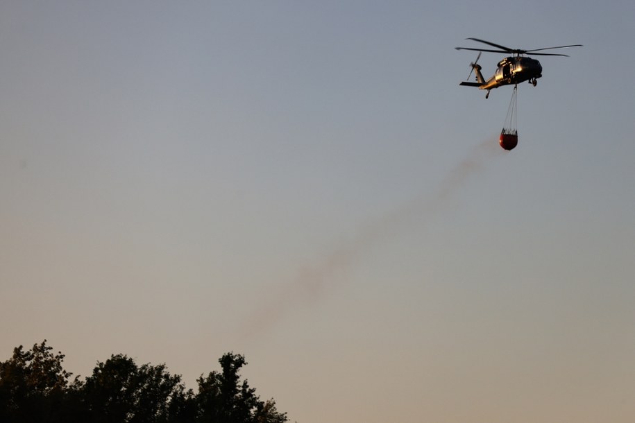 Międzyleś. Helikopter w pobliżu miejsca pożaru lasu (czwartek, 28 maja br.) /Albert Zawada /PAP