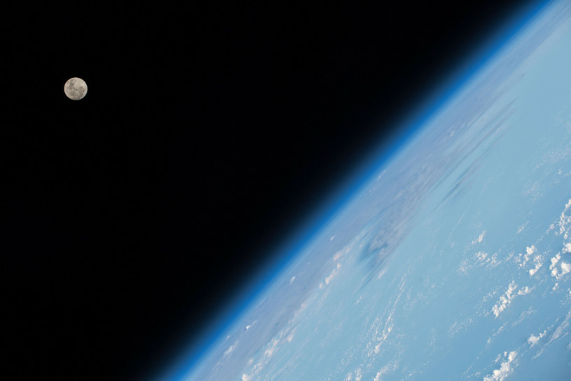Międzynarodowa Stacja Kosmiczna (ISS) każdego dnia przelatuje nad Ziemią. Jak zobaczyć ten mały punkt na niebie, gdy jest nad Polską? /Bridgeman Images /East News