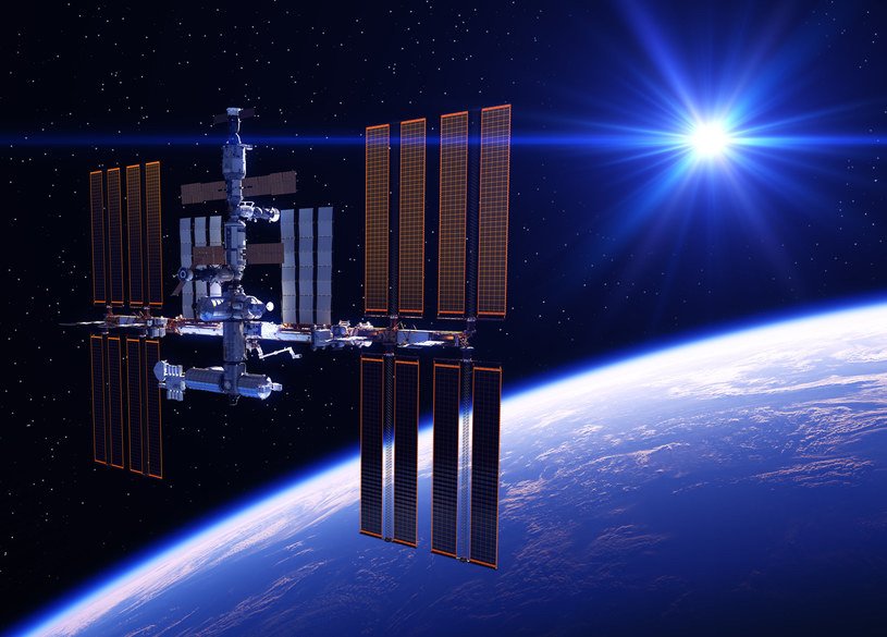 Międzynarodowa Stacja Kosmiczna na tle Ziemi /123RF/PICSEL