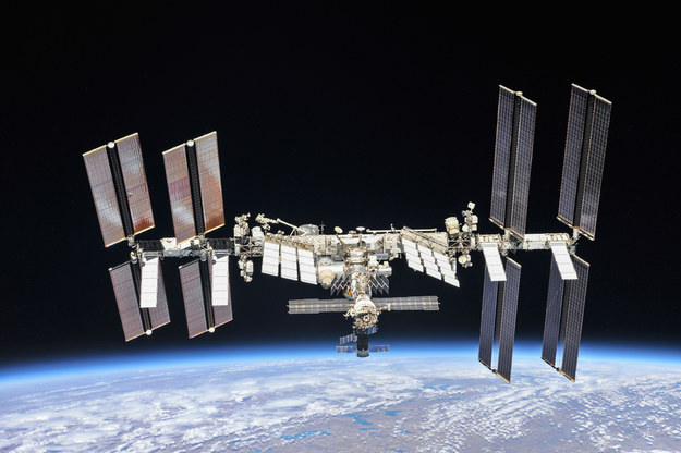 Międzynarodowa Stacja Kosmiczna sfotografowana przez załogę 56 po odłączeniu pojazdu Sojuz /NASA/Roscosmos /Materiały prasowe