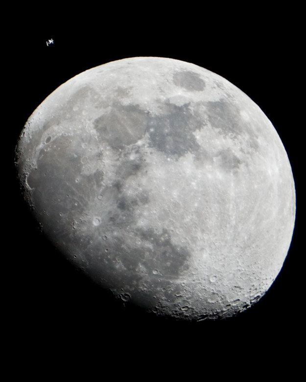 Miedzynarodowa Stacja Kosmiczna widoczna obok tarczy Księżyca na zdjęciu z 4.01.2012 roku /NASA /Materiały prasowe