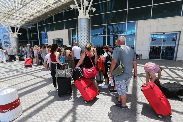 Międzynarodowe lotnisko w Susie: Brytyjscy turyści opuszczają Tunezję /MOHAMED MESSARA /PAP/EPA