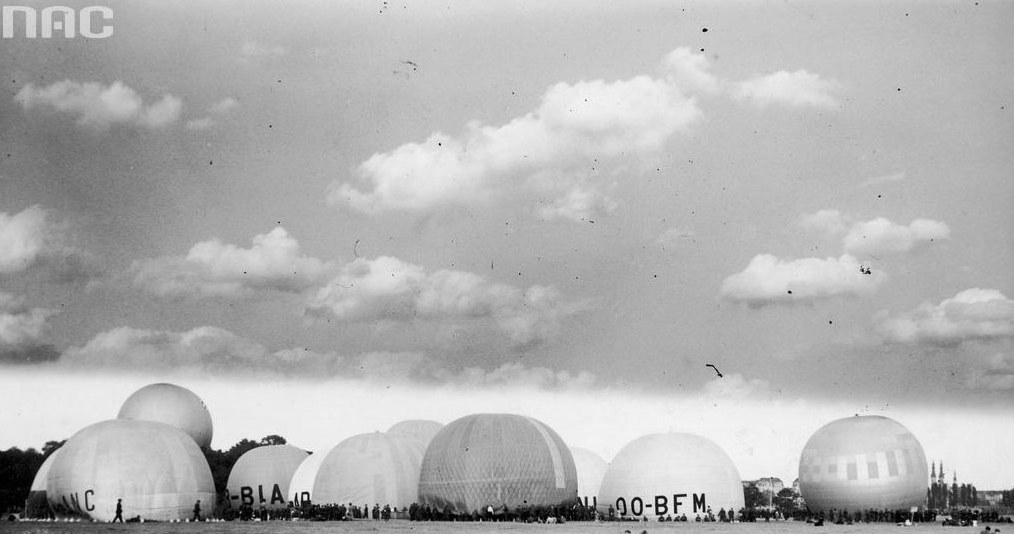 Międzynarodowe Zawody Balonowe o Puchar Gordona Bennetta w Warszawie. Napełnianie balonów gazem /Z archiwum Narodowego Archiwum Cyfrowego