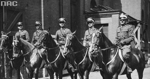 Międzynarodowe Zawody Hippiczne w Londynie. Ekipa polska, drugi z prawej - rtm. Henryk Dobrzański, 1925 r. /Ze zbiorów Narodowego Archiwum Cyfrowego