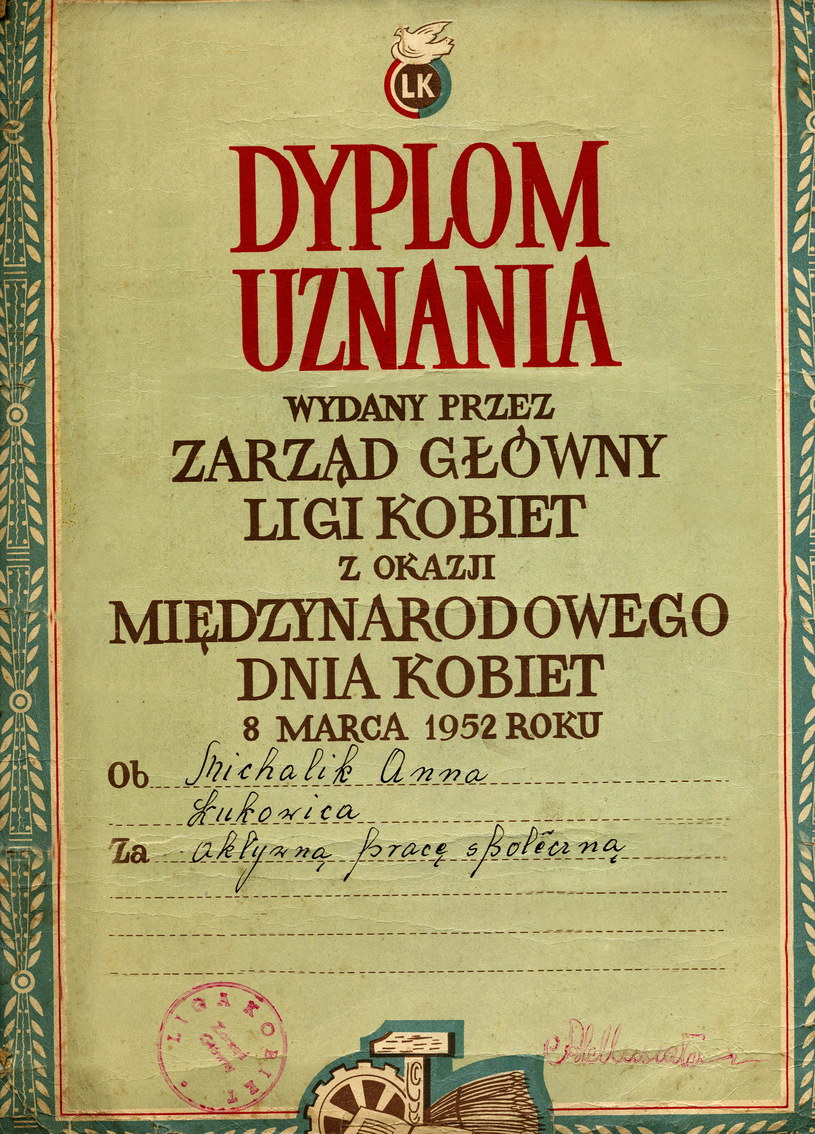 Międzynarodowy Dzień Kobiet 8 marca 1952 rok. Dyplom Uznania od Ligi Kobiet za prace społeczną /Reprodukcja: FoKa /Agencja FORUM
