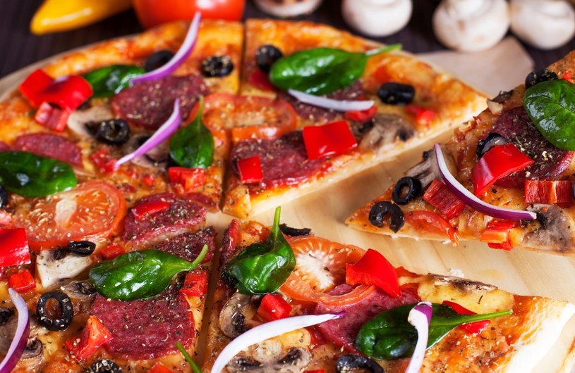 Międzynarodowy Dzień Pizzy najlepiej świętować, przygotowując własną pizzę w domu /123RF/PICSEL