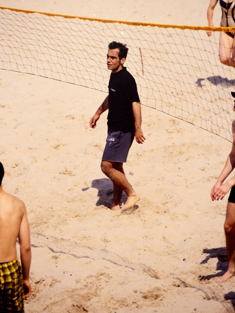 Międzyzdroje, lata 90. Kostek Joriadis (w czarnej koszulce), muzyk, ówczesny partner Kasi Kowalskiej, na plaży /Darek Majewski /Agencja FORUM