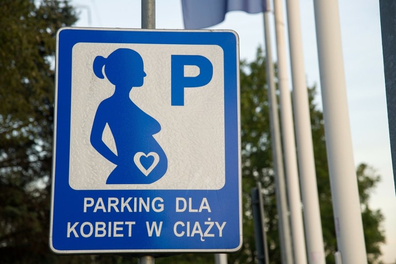 Miejsca dla kobiet w ciąży można znaleźć pod marketami, szpitalami, w galeriach handlowych czy pod urzędami. /Wojciech Stróżyk /East News
