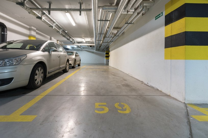 miejsca parkingowe w garażach podziemnych to doskonały przykład parkowania prostopadłego /ARKADIUSZ ZIOLEK /East News
