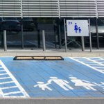 Miejsca postojowe dla rodzin to fikcja. Parkować może każdy, mandatu nie będzie