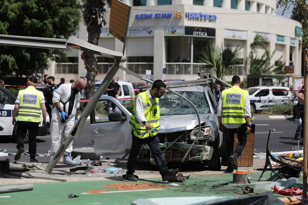 Miejsce ataku terrorystycznego w Tel Awiwie /ABIR SULTAN /PAP/EPA