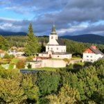 Miejsce cudów na górskim szlaku. Idealna trasa dla turystów na jesienne dni