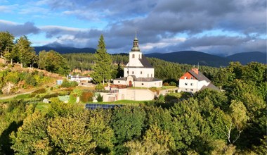 Miejsce cudów na górskim szlaku. Idealna trasa dla turystów na jesienne dni