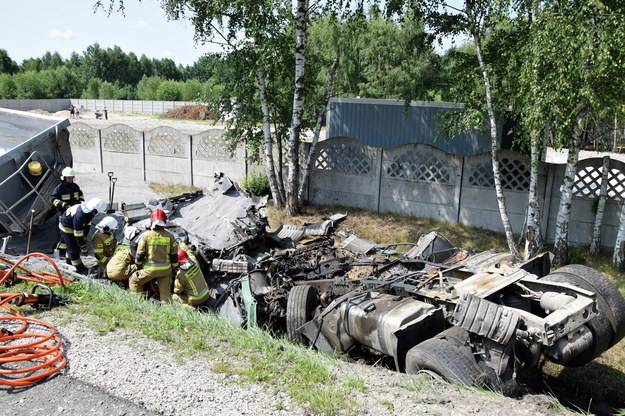 Miejsce czołowego zderzenia pojazdu osobowego oraz ciężarówki na drodze krajowej nr 50 w miejscowości Grębiszew /KP PSP Mińsk Mazowiecki /PAP