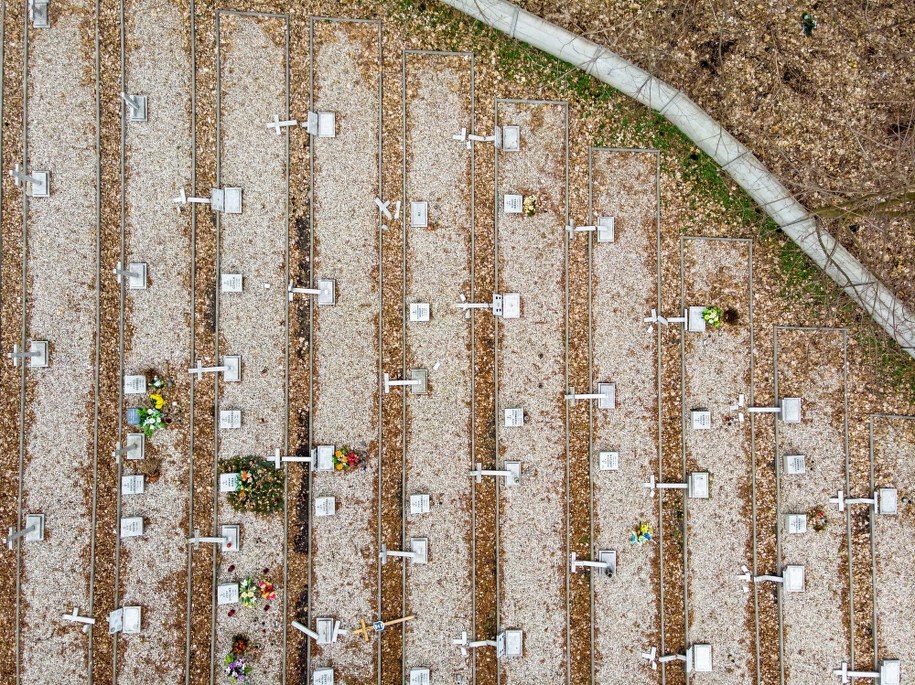 Miejsce dewastacji zbiorowej mogiły na cmentarzu ewangelickim w Mysłowicach /Andrzej Grygiel /PAP