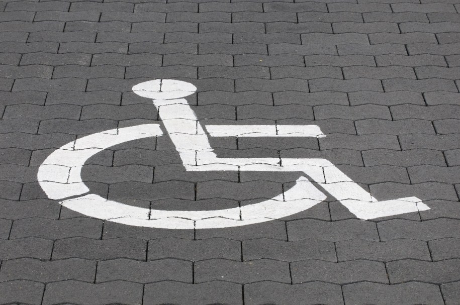 Miejsce dla niepełnosprawnych /Photoshot/Hartmut Schmidt /PAP