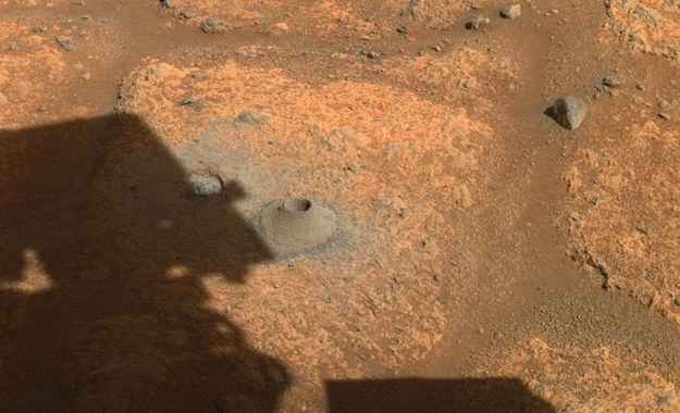 Miejsce jednego z pierwszych wierceń łazika Perseverance na Marsie /NASA/JPL-Caltech /Materiały prasowe